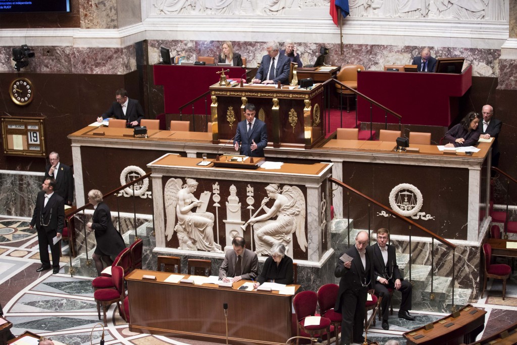 (151119) -- PARIS, noviembre 19, 2015 (Xinhua) -- El primer ministro de Francia, Manuel Valls (c), pronuncia un discurso en la Asamblea Nacional donde los diputados votan el proyecto de ley para ampliar a tres meses el estado de emergencia decretado por el presidente franc?s Francois Hollande, en Par?s, capital de Francia, el 19 de noviembre de 2015. El primer ministro de Francia, Manuel Valls, advirti? el jueves de que puede haber riesgo de ataques qu?micos o bacteriol?gicos contra el pa?s. Valls explicit? esta alerta en su discurso ante la Asamblea Nacional, que va a examinar un proyecto de ley para prorrogar el estado de emergencia hasta los tres meses, tal y como propuso el presidente franc?s, Francois Hollande. (Xinhua/Maxppp/ZUMAPRESS) (jg) (ah) ***DERECHOS DE USO UNICAMENTE PARA NORTE Y SUDAMERICA***