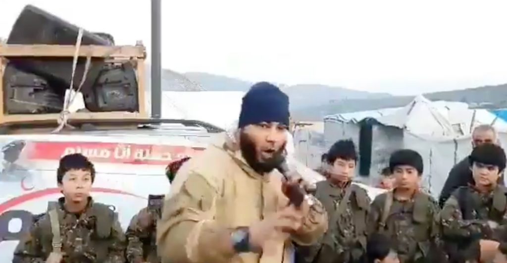 Niños uigures en Siria arengados por un religioso integrista