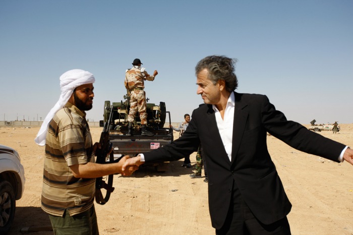 Los perros de la guerra: el “filósofo” Bertrand Henri-Lévy