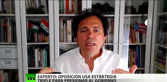 «La oposición en Venezuela usa una estrategia triple para tumbar al Gobierno»